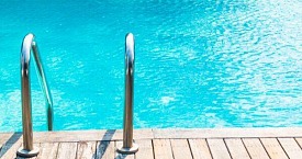 Jak bezpiecznie korzystać z basenów publicznych?
